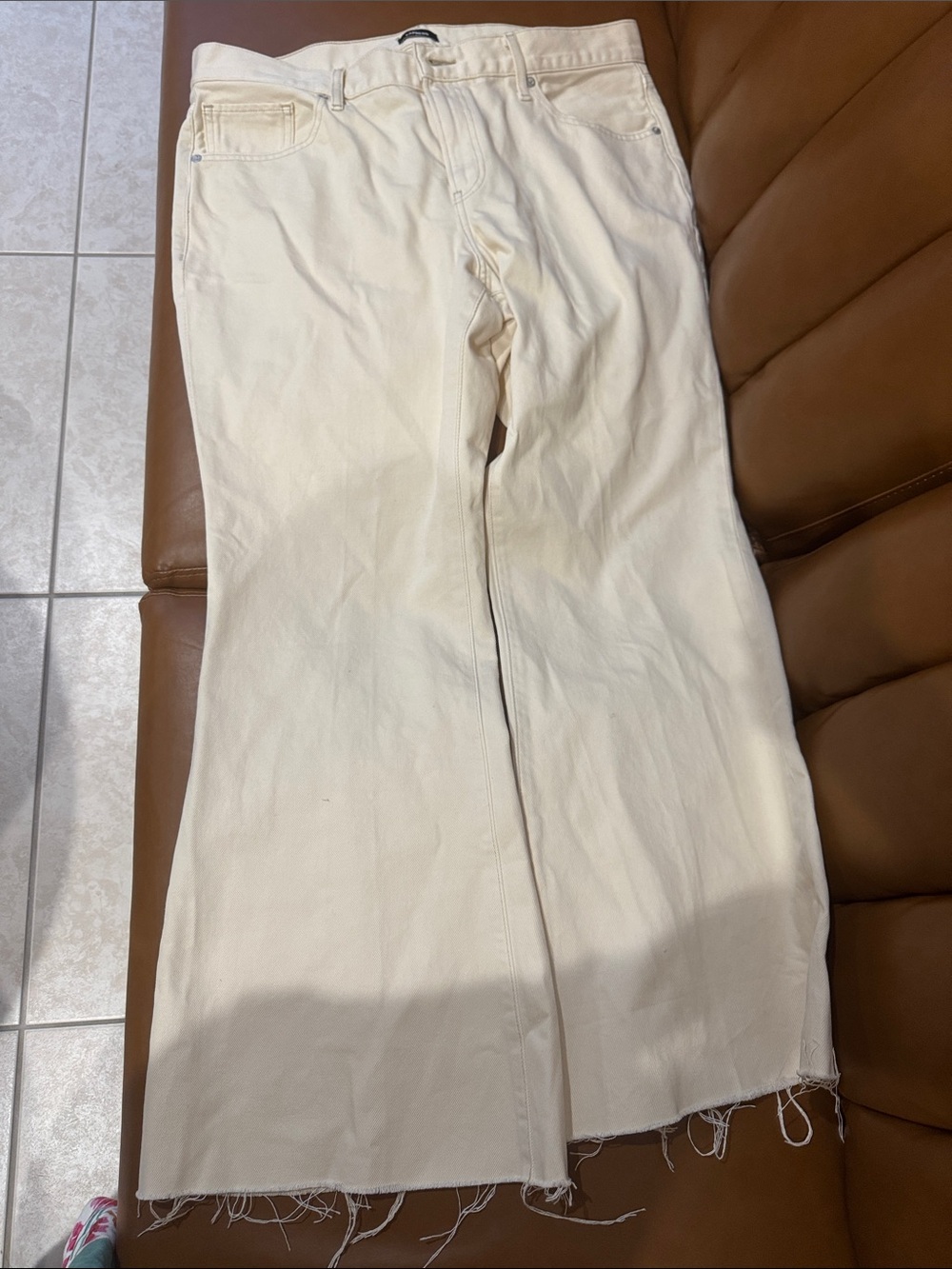 Express Mid Rise 70s Flare Jeans Cream Frayed Hem Size 14S Like New